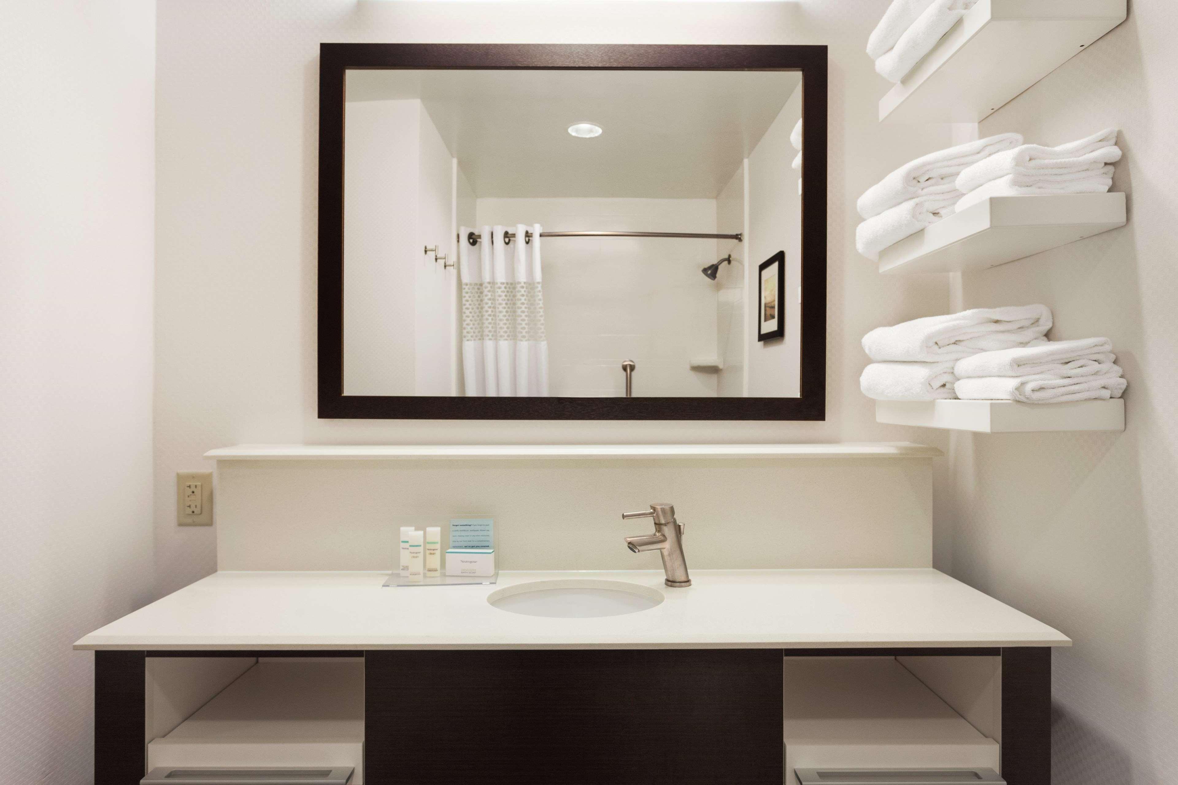 Hampton Inn Burlington - Colchester Екстериор снимка