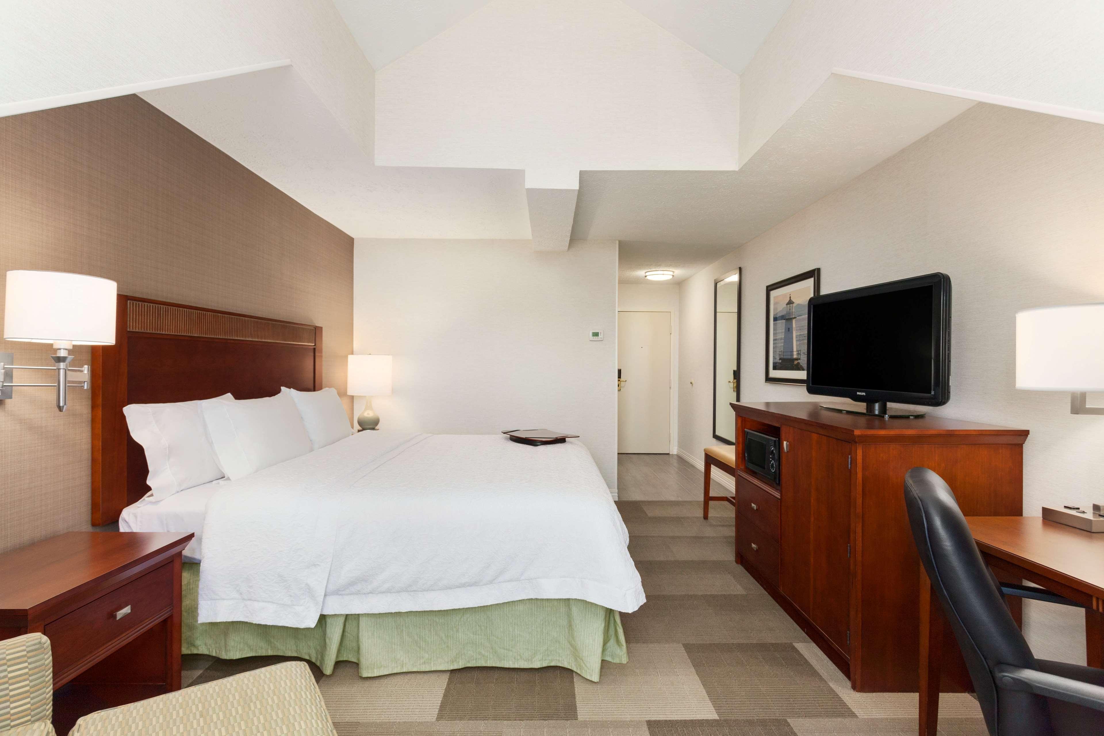 Hampton Inn Burlington - Colchester Екстериор снимка