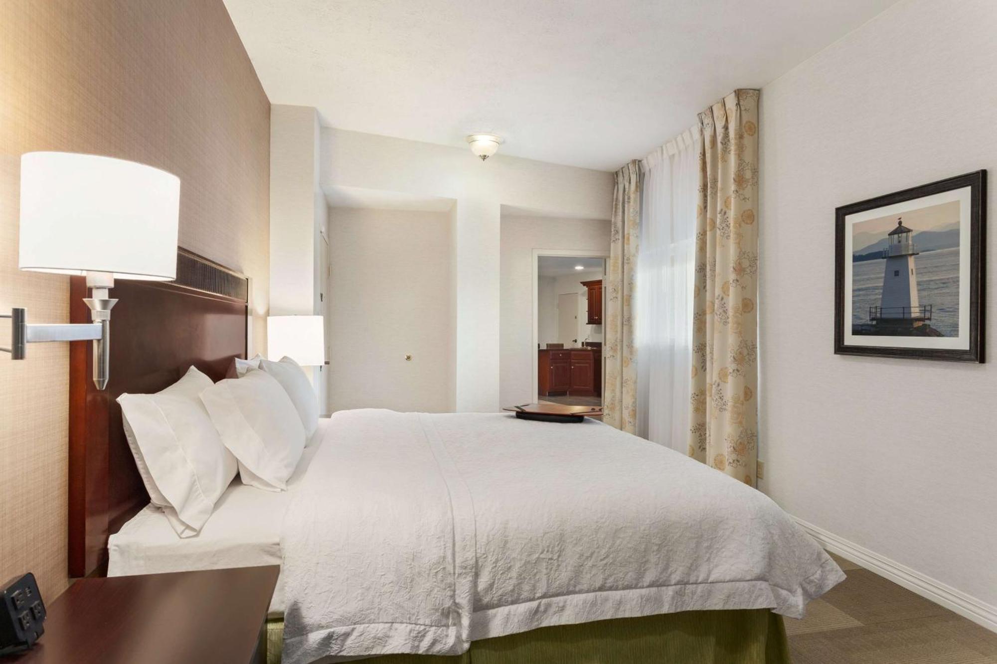 Hampton Inn Burlington - Colchester Екстериор снимка