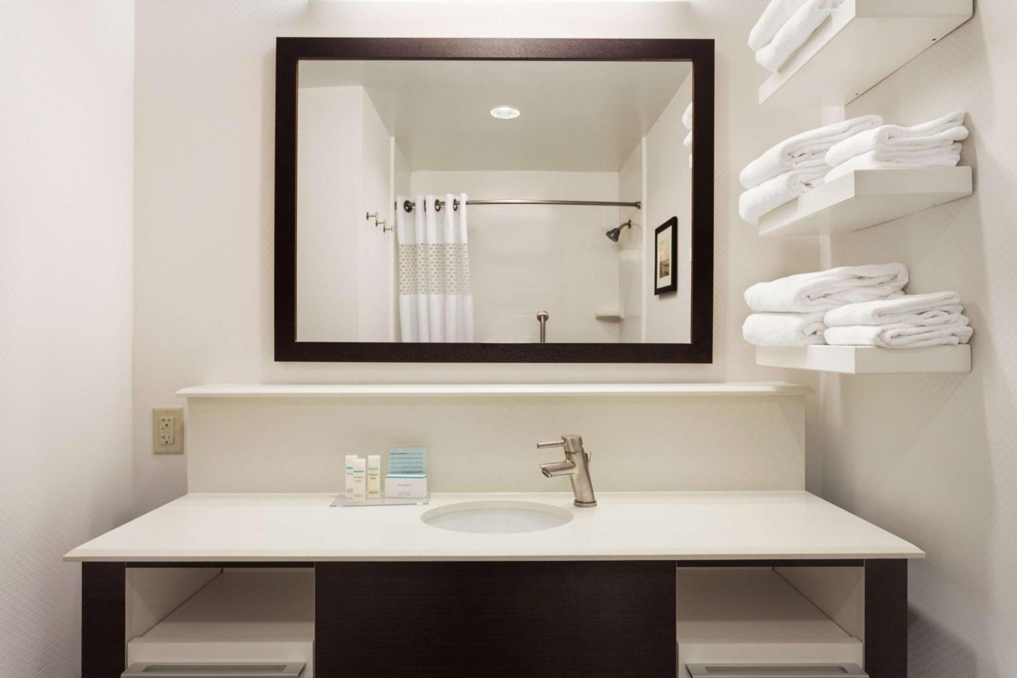 Hampton Inn Burlington - Colchester Екстериор снимка