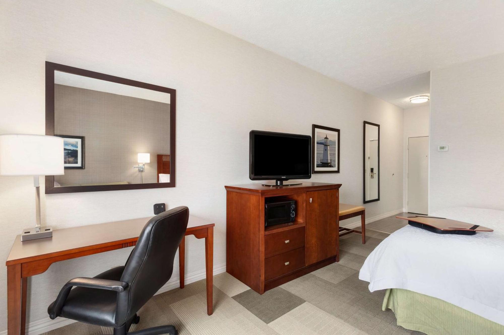 Hampton Inn Burlington - Colchester Екстериор снимка